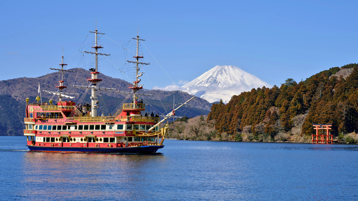 Navega por el lago Ashi con más de 3 mil años de antigüedad.