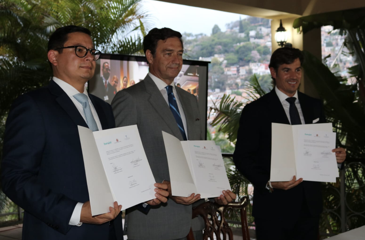 Acto de renovación del acuerdo entre Honduras e Iberojet.