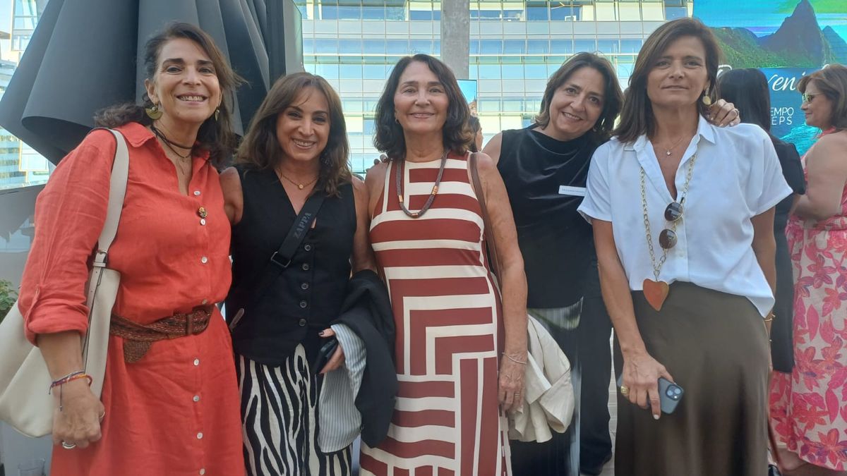 María José Cañas, Product Manager de Oceania Cruises en Tempo Reps junto a agentes de viajes.