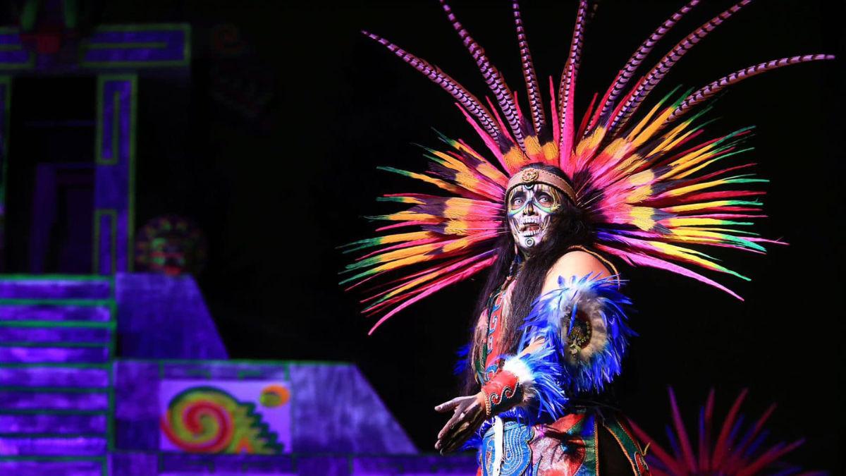 Celebra Día de Muertos de forma original con el espectáculo de La Llorona en Xochimilco.