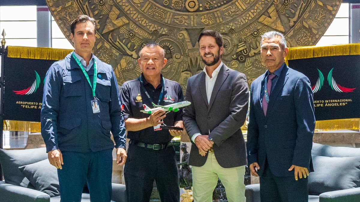 Auoridades de AIFA y Viva Aerobus durante el anuncio de los nuevos vuelos que conectan con Austin y Nueva York.