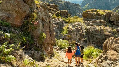 Verano en Córdoba: 3 imperdibles circuitos de trekking y senderismo en Mina Clavero