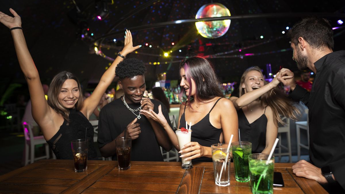 La Alcaldía Mayor de Bogotá informó que los establecimientos de entretenimiento nocturno vuelven a tener atención hasta las 5:00 a.m.&nbsp;