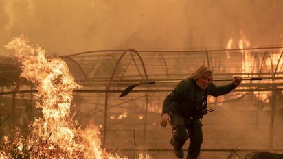 Un vecino de Ourense abandona su propiedad, arrasada por uno de los incendios.