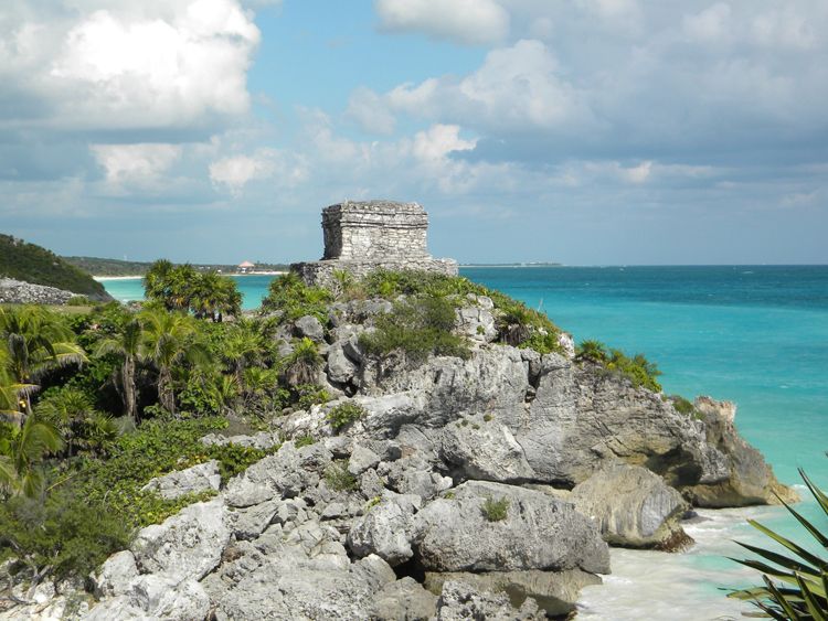 Tulum es una de las excursiones imperdibles que parte desde Cancún o Playa del Carmen. Allí se conjuga de manera incomparable la historia, la naturaleza y el acervo cultural de la región.
