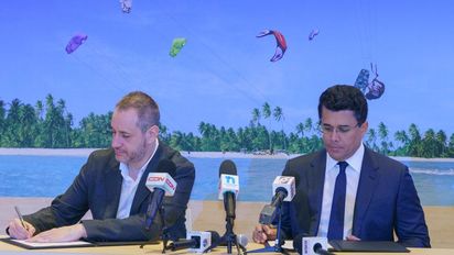 Rafael Durand y David Collado sellan el acuerdo de promoción entre PriceTravel Holding y República Dominicana, que tiene por objetivo llevar más turistas mexicanos y colombianos al destino del Caribe.