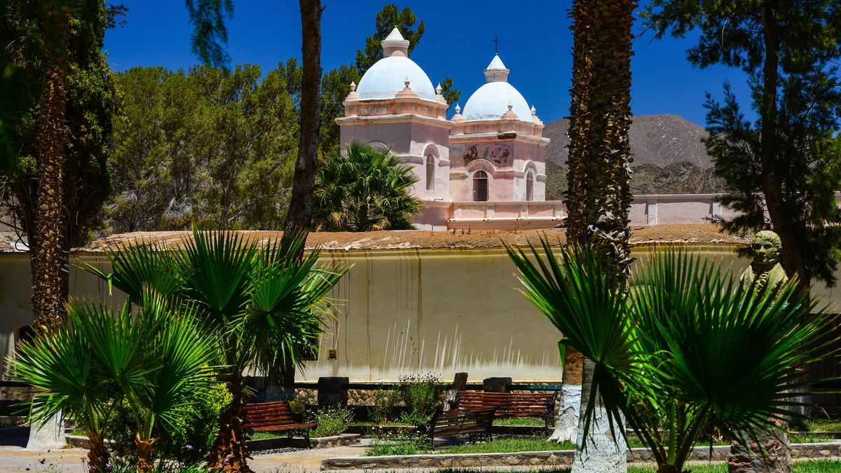 Semana Santa: plaza principal de Seclantás en la provincia de Salta.