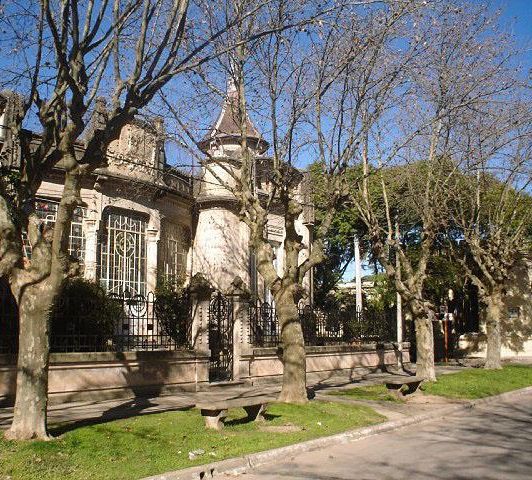 Las calles sampedrinas, ideales para dar paseos al aire libre, ofrece varias muestas de destacada arquitectura local.