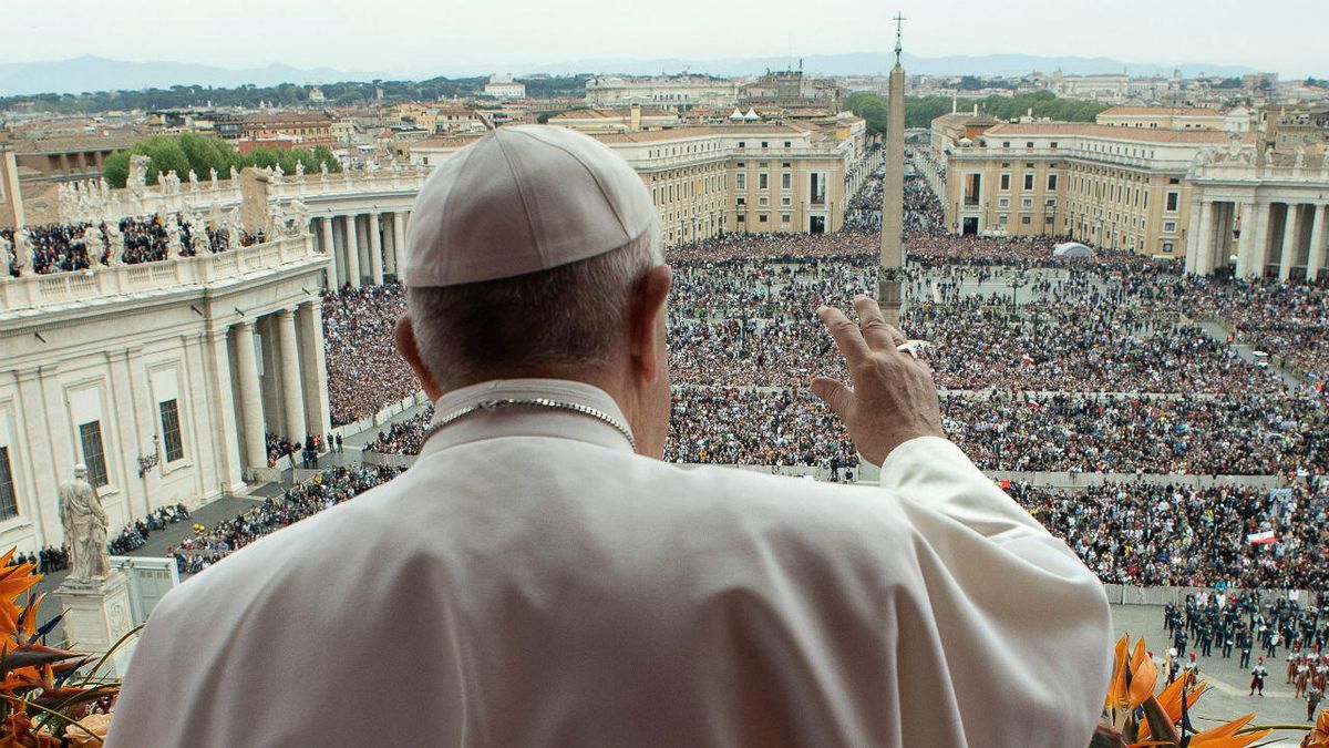 Las huellas del Papa en Roma: Saludo Francisco a la multitud que se encontraba en la Plaza de San Pedro en el Vaticano.