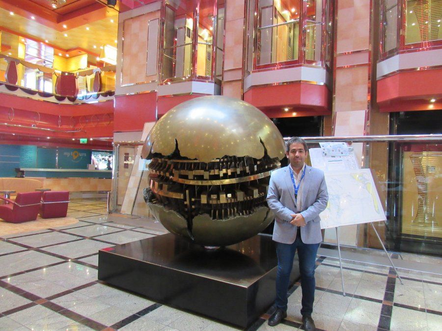 Federico Filadoro, de Costa Cruceros, junto a la obra de Arnaldo Pomodoro en el atrio del barco. - Ladevi Medios y Soluciones Federico Filadoro, de Costa Cruceros, junto a la obra de Arnaldo Pomodoro en el atrio del barco.