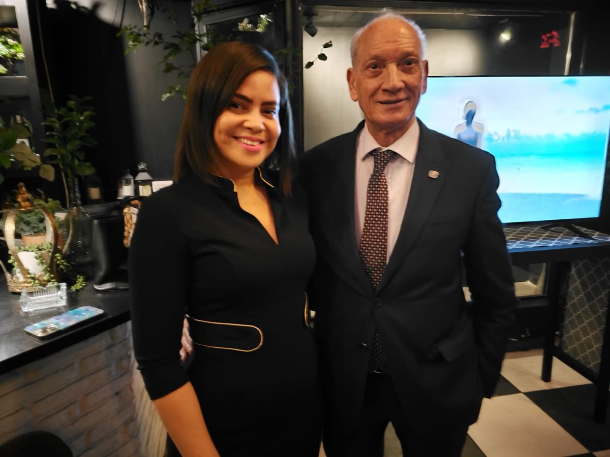 Windiana Medrano junto al Ministro Consejero Antonio Pérez Lantigua. Windiana Medrano junto al Ministro Consejero Antonio Pérez Lantigua.