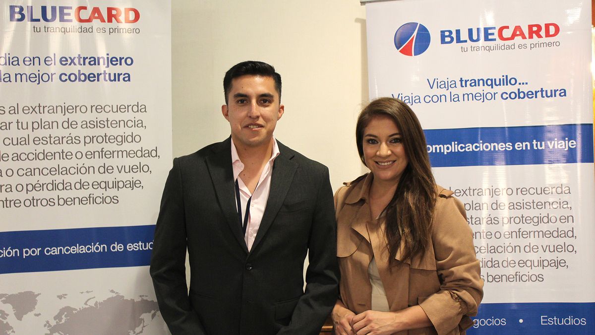 Andrés Campaña, ejecutivo comercial de BlueCard, y Juliana Palacios, gerente comercial. BlueCard promovió su asistencia al viajero BlueAssist. - Ladevi Medios y Soluciones Andrés Campaña, ejecutivo comercial de BlueCard, y Juliana Palacios, gerente comercial. BlueCard promovió su asistencia al viajero BlueAssist.
