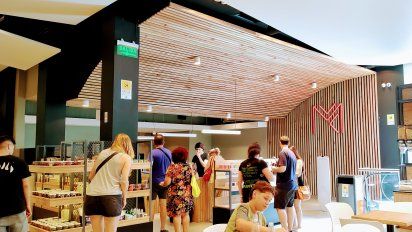 Mercat Caballito&nbsp;se encuentra en el segundo nivel del CaballitoShopping Center. Cuenta con 1.200 m², donde alberga doce propuestas.