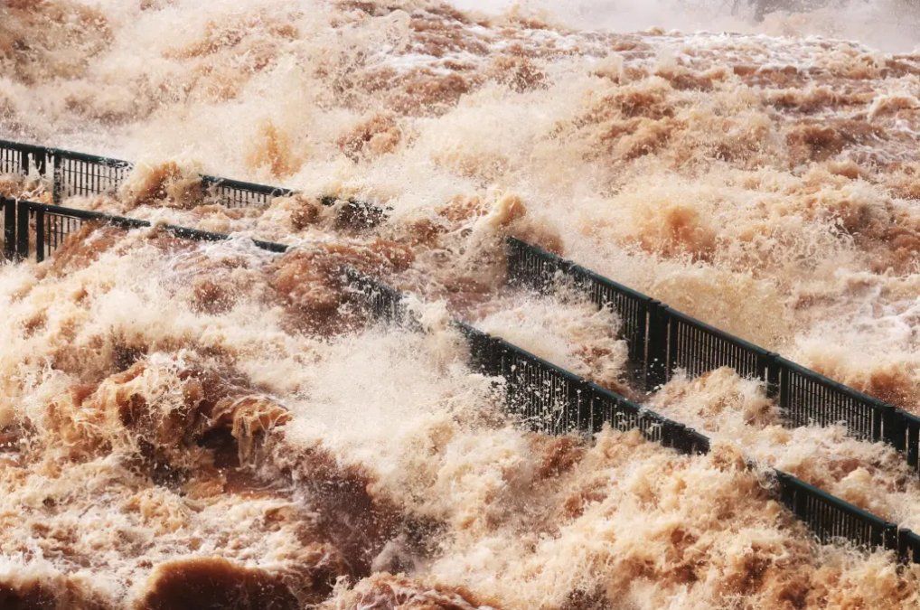 Imágenes del gran caudal de agua que se registra en las Cataratas del Iguazú desde el lado brasileño.
