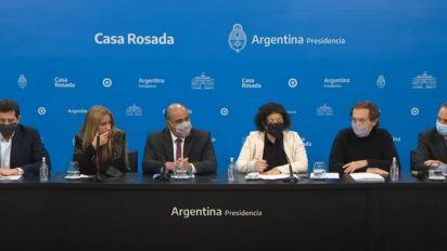 Sin cepo a los vuelos desde noviembre. Se anunció en la rueda de prensa: de izq. a der. De Pedro, Carignano, Manzur, Vizzotti, Béliz y Schwartz.