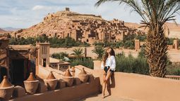Marruecos combina ciudades históricas, paisajes desérticos y tradiciones milenarias que lo convierten en un destino imperdible para los viajeros que buscan cultura y experiencias auténticas.