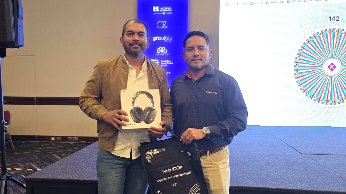 C&eacute;sar S&aacute;nchez junto a agente ganador.