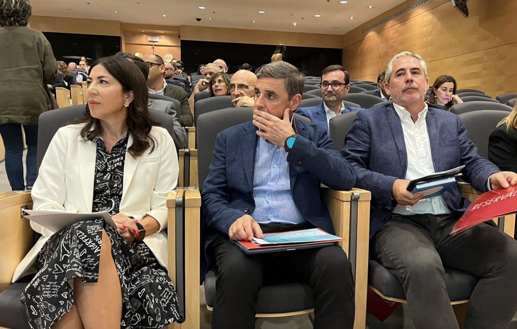 La secretaria de Estado de Turismo, Isabel Morillo, junto a otros representantes del turismo español.