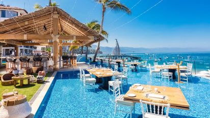 Visita este romántico restaurante en Puerto Vallarta en el que puedes comer en una alberca.