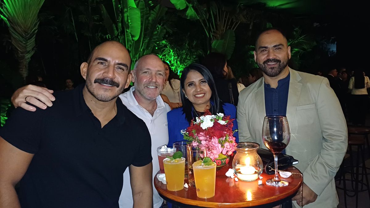 Compradores y expositores juntos en el c&oacute;ctel de inauguraci&oacute;n