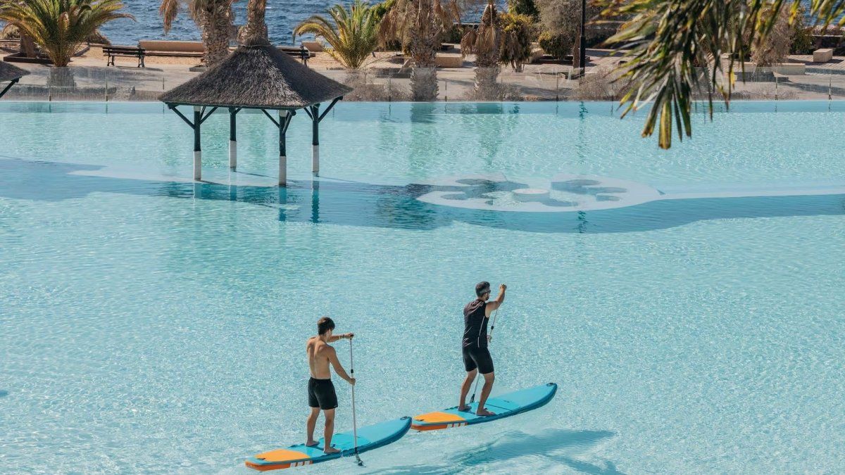 Vacaciones en Europa: en el hotel Gran Meliá Palacio de Isora se vive un clima de eterna primavera a los pies del Teide.