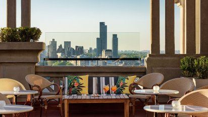 El Hotel Alvear Palace propone entre tragos y sushi contemplar el atardecer desde una ubicación inmejorable.