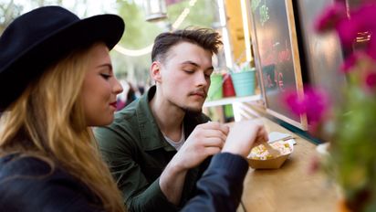 La gastronomía gana peso entre los viajeros argentinos: restaurantes locales, bodegas y mercados se imponen como experiencia frente a los viajes de lujo.