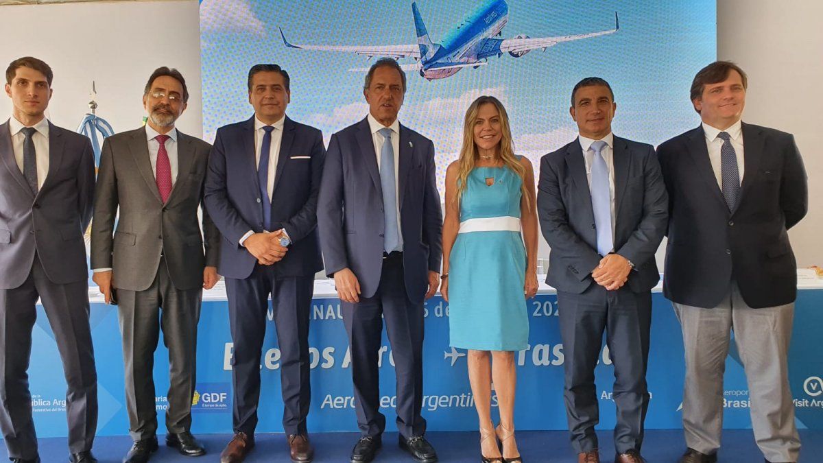 Funcionarios y directivos durante la presentación de Aerolíneas Argentinas en Brasilia.