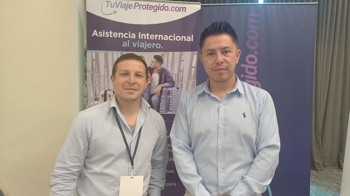 Rommel Andino, gerente comercial de la asistencia al viajero Tu Viaje Protegido, y Mauricio Olmedo, gerente general, en el Ladevi Workshop en Guayaquil.