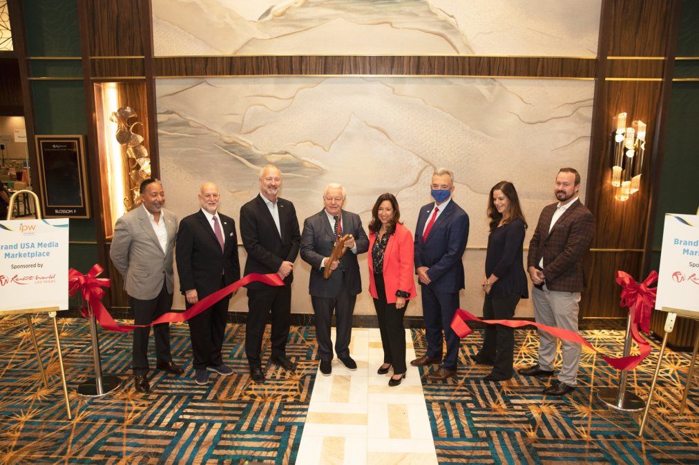 Operadores mexicanos celebraron la realización de IPW 2021 y manifestaron su optimismo por la reactivación del turismo en Estados Unidos. En la imagen, directivos de U.S. Travel Association y Brand USA al inaugurar el Media Marketplace.&nbsp;