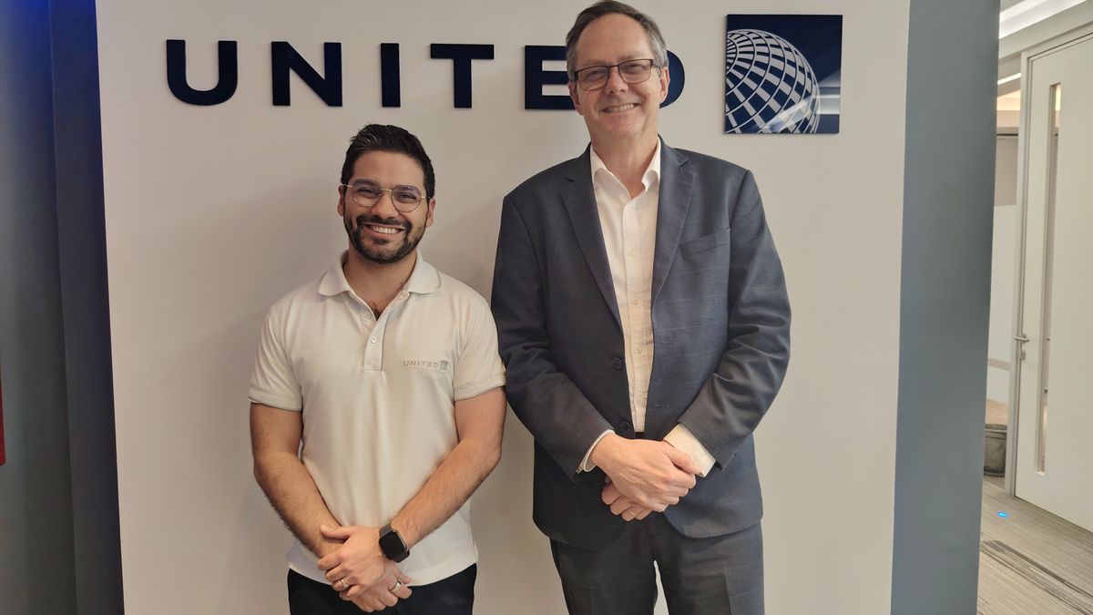 Edwin Herrera, gerente regional de Solution Center de United Airlines, junto a Rolf Meyer, director de Ventas para México, Centroamérica y el Caribe.