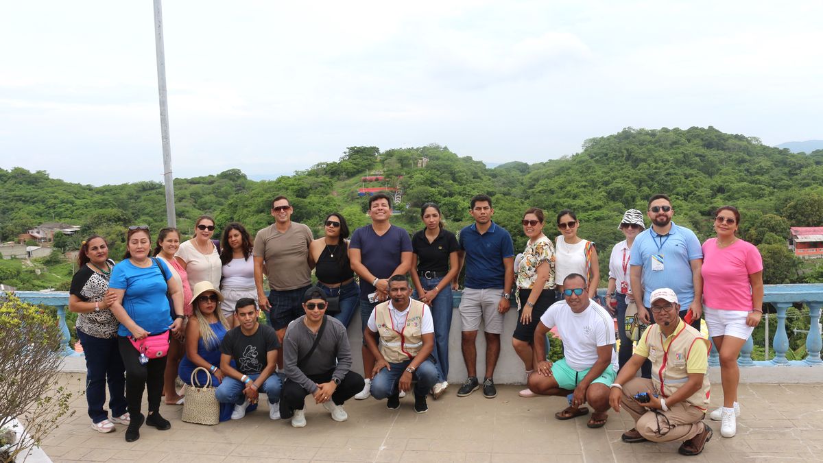 Parte de la delegación peruana posó en el mirador de Usiacurí.
