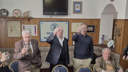 Tiempo de brindis en el Skål Club Buenos Aires: Germán Pérez (past presidente), Mario Sobol (secretario) y Martín Ortiz (presidente).