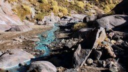 altText(El impactante río turquesa entre Tucumán y Catamarca)}