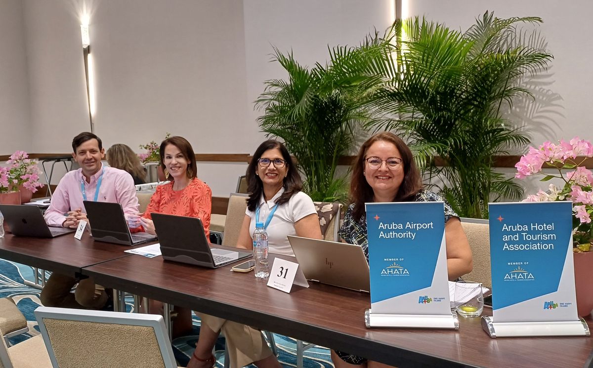 Jordan Schlipken Croes, director de ATA para Latinoamérica, Ronella Croes, CEO de ATA, Sanju Luidens, directora de marketing de ATA, y Vanessa Rasmussen, gerente de servicios y administración de miembros de Aruba Hotel & Tourism Association.