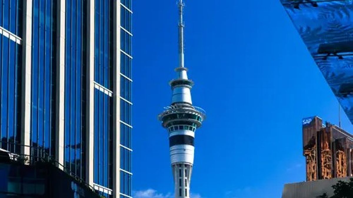 Auckland abre la ruta con miradores, barrios históricos, costa de arena negra y una de las entradas más completas a Nueva Zelanda. Auckland abre la ruta con miradores, barrios históricos, costa de arena negra y una de las entradas más completas a Nueva Zelanda.