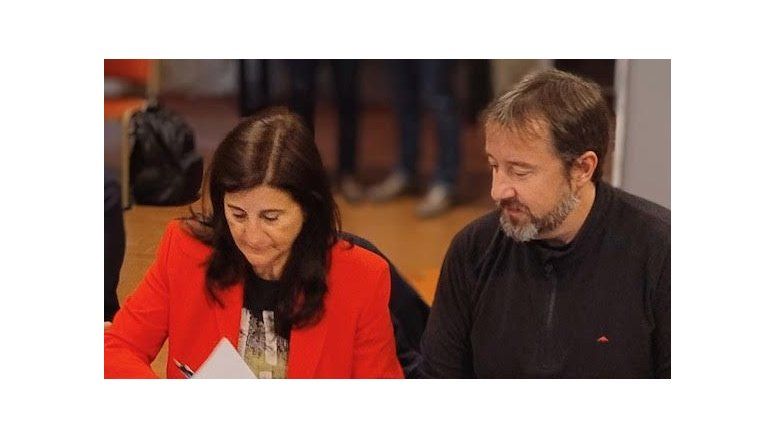Gabriela Testa y Mario González durante la firma del acuerdo entre Coviar y el Emetur.