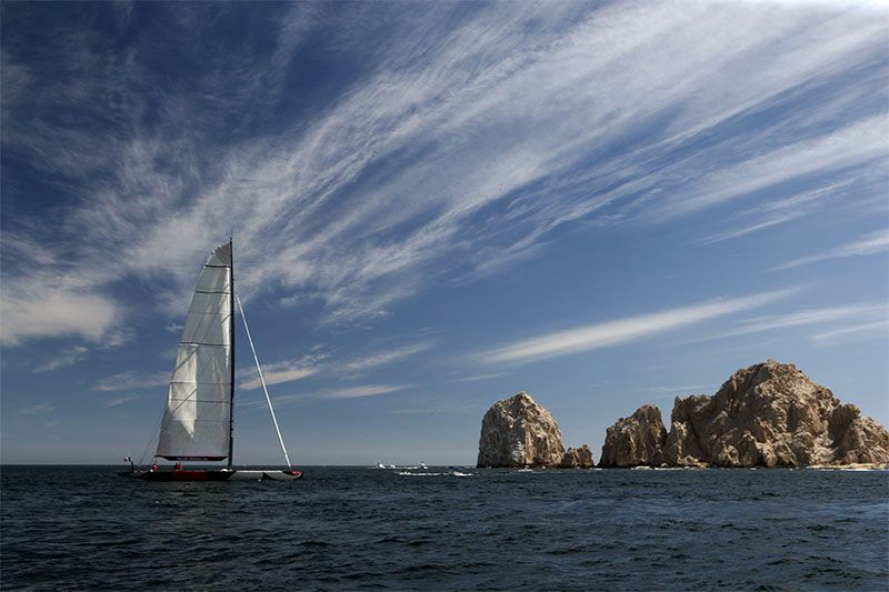 Las curiosas formaciones que emergen del mar en Los Cabos se pueden visitar en barco.