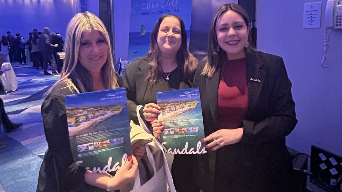Betzabeth Flores (derecha) durante la participación de Sandals Royal Curaçao en el road show del destino.&nbsp; &nbsp;