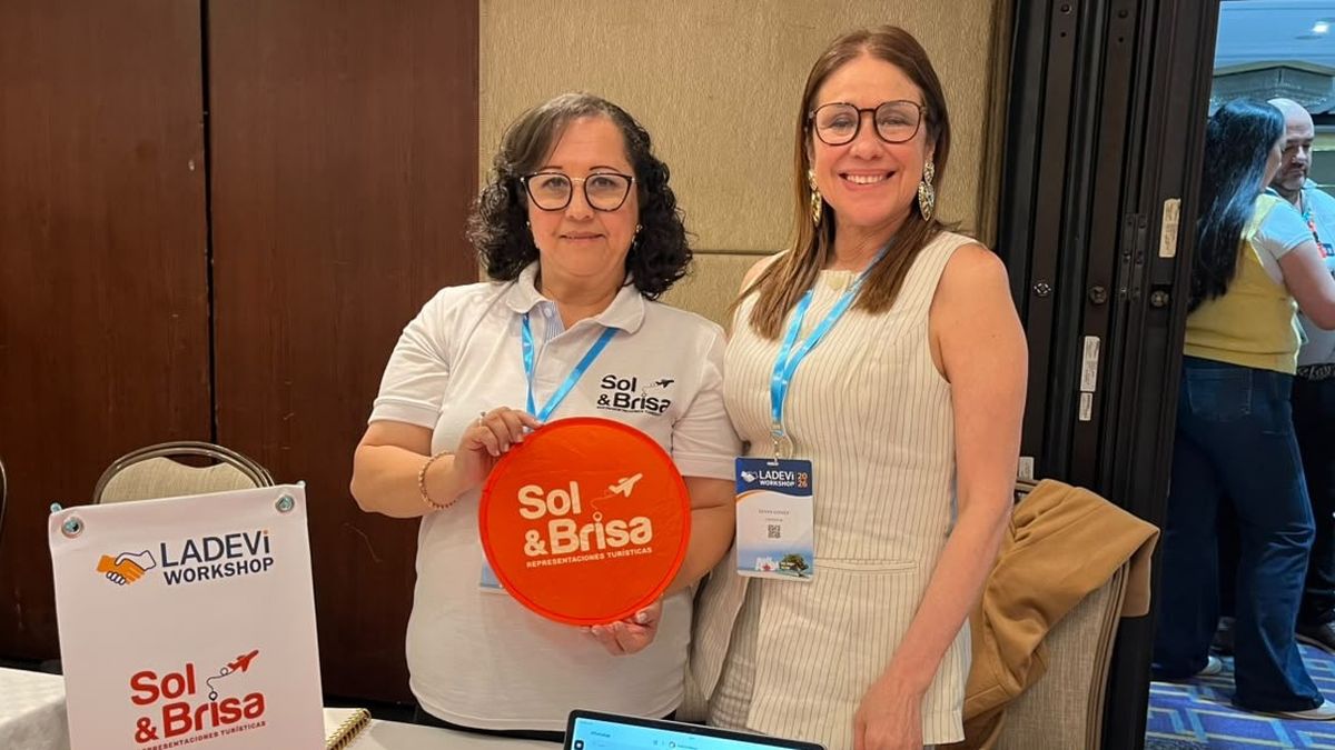 Luz Adriana Avendaño y Yenny Gómez, de Viajes Sol & Brisa, durante el Ladevi Workshop Colombia 2026-2 en Bogotá.