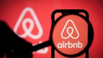 Consumo multa a Airbnb con 64 millones de euros por mantener pisos turísticos ilegales en su plataforma, y la Justicia lo ampara.&nbsp;