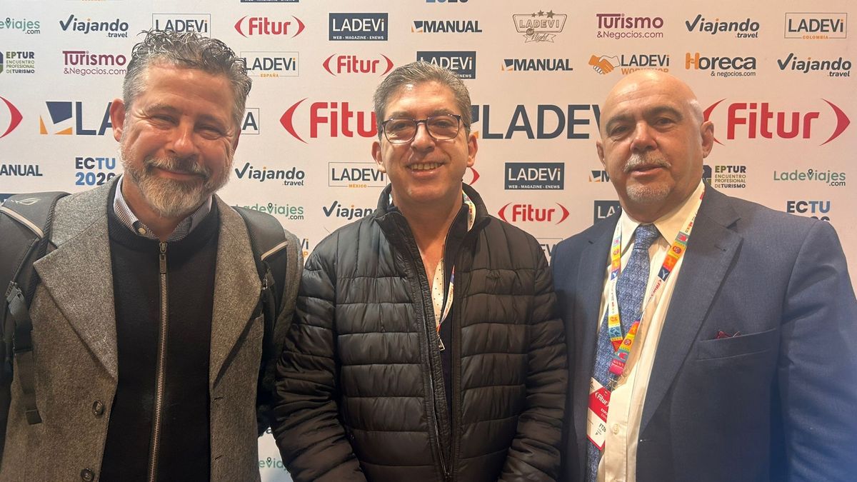 Lucas Klenk, director de Innovación y Nuevos Negocios de TIJE Travel; junto a Sebastián Falus, CEO de TIJE Travel; y Gonzalo Yrurtia, CEO y editor de Ladevi.