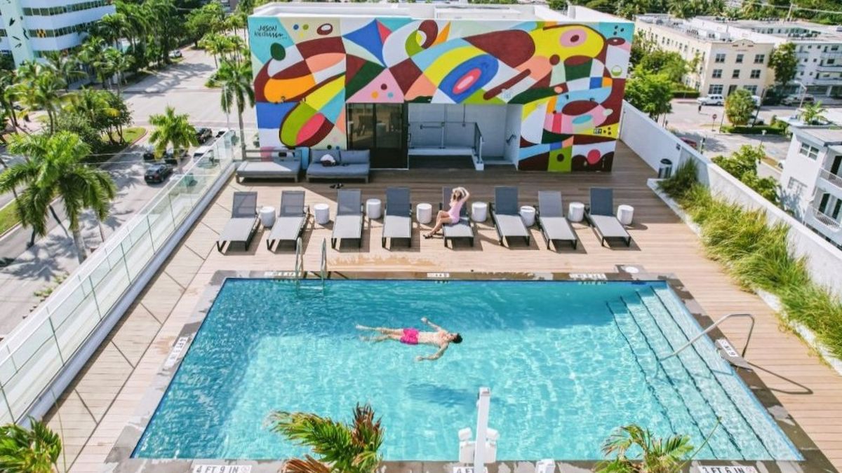 La piscina en la terraza es uno de los espacios destacados de Upsun Hotel en Miami. La piscina en la terraza es uno de los espacios destacados de Upsun Hotel en Miami.
