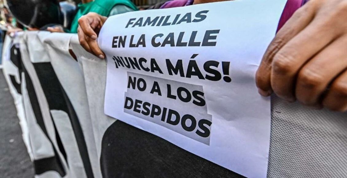 Desde La Libertad Avanza buscan tener una SecTur que pase de 435 a 45 empleados. En las últimas horas, la motosierra de Javier Milei se llevó puesto a más de 100 trabajadores. Prevén nuevos despidos para marzo en la cartera que conduce Daniel Scioli.