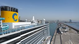 El Costa Toscana, la nueva joya de Costa Cruceros, en el puerto de Barcelona.