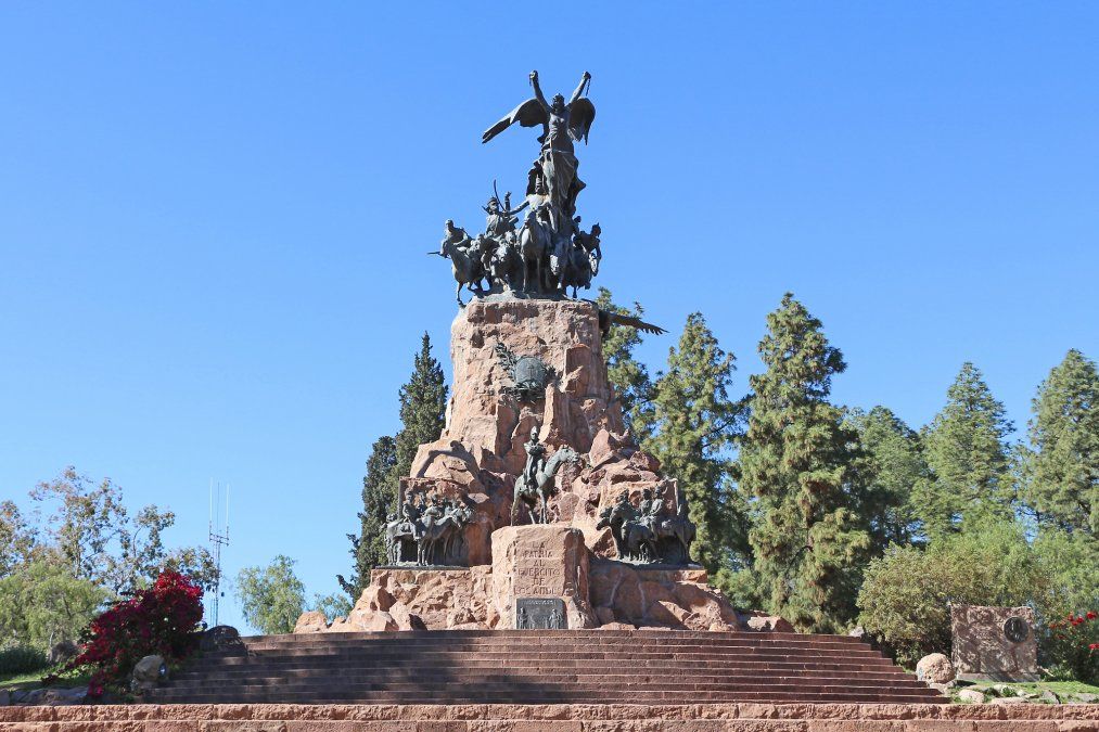 El cerro de la Gloria es otro de los famosos atractivos de la ciudad de Mendoza que no podés dejar de conocer en esta Semana Santa 2024.