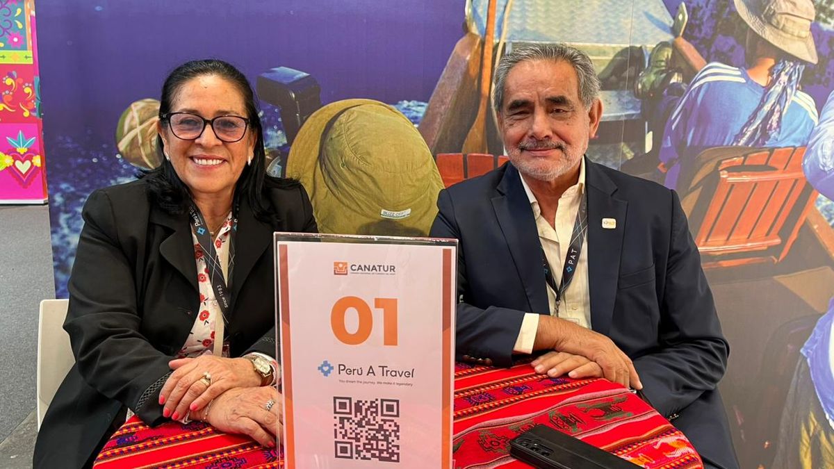 Rosario Torrejon, gerente comercial y Publio Santander, gerente general de Perú A Travel en Fitur.