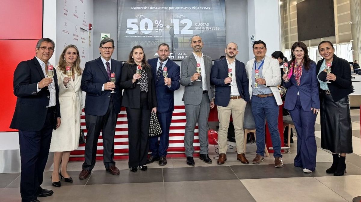 Algunos de los invitados a la inauguración, entre ellos Orlando Romano, Country Manager de Assist Card Perú, el embajador de Argentina en Perú, Samuel Ortiz Basualdo; Lucía Cargnel, del Consulado General de Argentina en Lima y Ricardo Acosta, presidente de APAVIT.