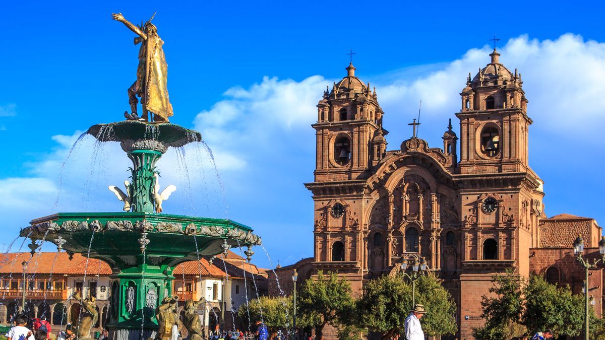 El centro histórico de Cusco combina arquitectura inca y colonial, posicionándose como uno de los principales atractivos culturales de Perú. El centro histórico de Cusco combina arquitectura inca y colonial, posicionándose como uno de los principales atractivos culturales de Perú.