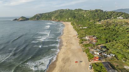 Praia Mole en Florianópolis es una de esas playas que solo puede ser Brasil.